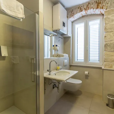 Tifani Luxury Pensión Split