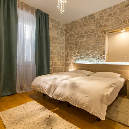 Tifani Luxury Pensión 4*