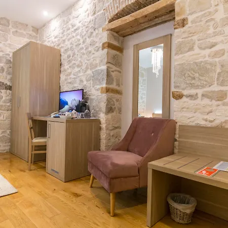 Tifani Luxury Pensión 4*