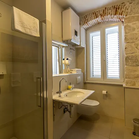 Pensión Tifani Luxury Split
