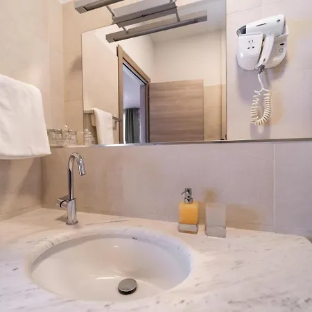 Tifani Luxury Pensión Split