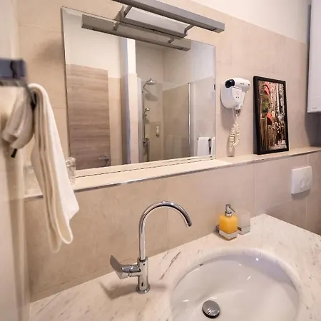 Pensión Tifani Luxury 4*
