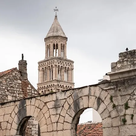 Pensión Tifani Luxury Split