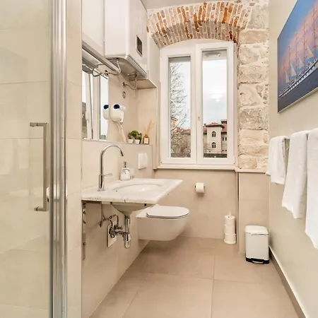 Pensión Tifani Luxury Split