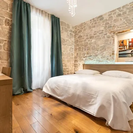 Tifani Luxury Pensión Split
