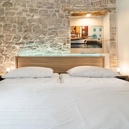 Tifani Luxury Pensión Split