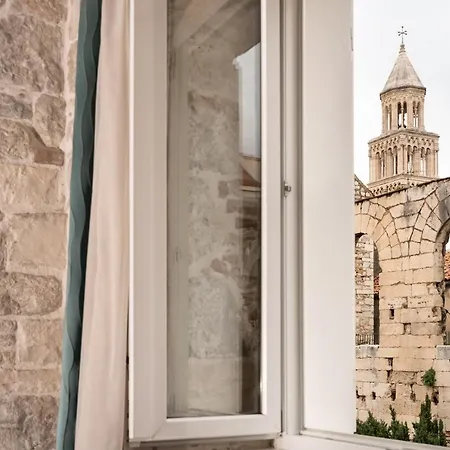 Tifani Luxury Pensión Split