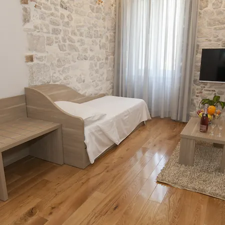 Tifani Luxury Pensión 4*