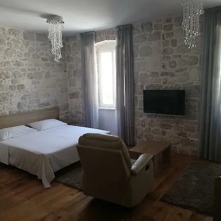 Tifani Luxury Pensión Split